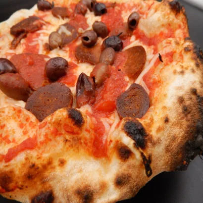 Pizza Calabraise végane - Sauce tomate, chorizo vegan, olives dénoyautées