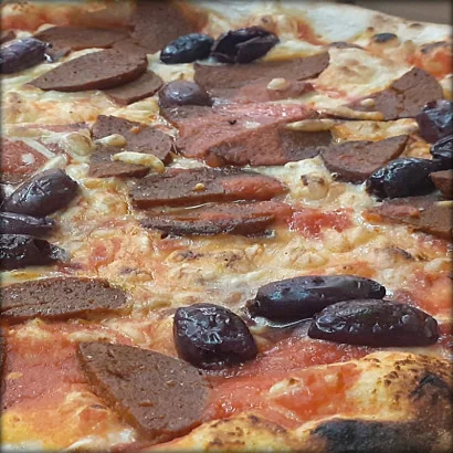 Pizza Calabraise végane - Sauce tomate, chorizo vegan, olives dénoyautées
