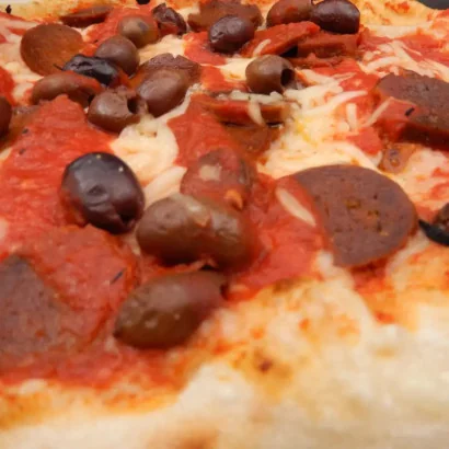 Pizza Calabraise végane - Sauce tomate, fromage végétal, chorizo végétal, olives dénoyautées