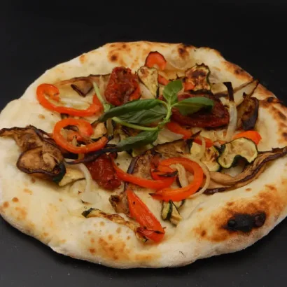 Pizza Provençale végane - Huile d’olive, aubergines, courgettes, poivrons et oignons confits, tomates séchées, basilic