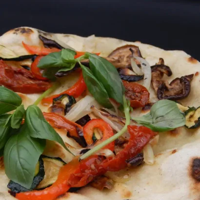 Pizza Provençale végane - Huile d’olive, aubergines, courgettes, poivrons et oignons confits, tomates séchées, basilic