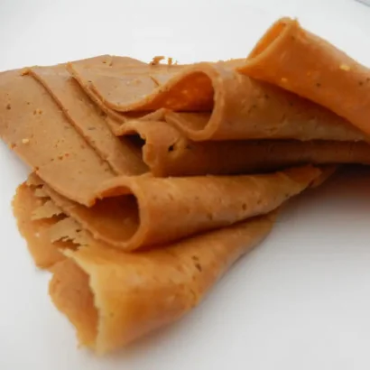 Jambon végétal (Gens-Bon) - Gluten de blé, eau, tomate, pois chiches, huile végétale, ail, épices, levure de bière, sel