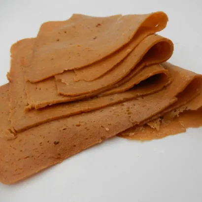 Jambon végétal (Gens-Bon) - Gluten de blé, eau, tomate, pois chiches, huile végétale, ail, épices, levure de bière, sel