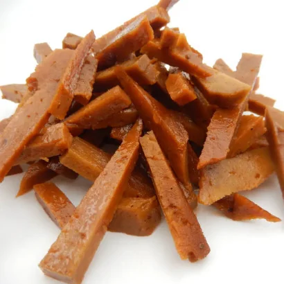 Lardons végétaux (Larbons) - Gluten, eau, pois chiches, tomate, sirop d’érable, huiles végétales, épices, levure de bière, sel