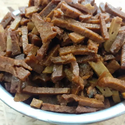 Lardons végétaux (Larbons) - Gluten, eau, pois chiches, tomate, sirop d’érable, huiles végétales, épices, levure de bière, sel