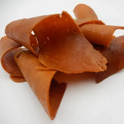 Bacon végétal (Baycon) - Gluten, eau, pois chiches, tomate, sirop d’érable, huiles végétales, épices, levure de bière, sel