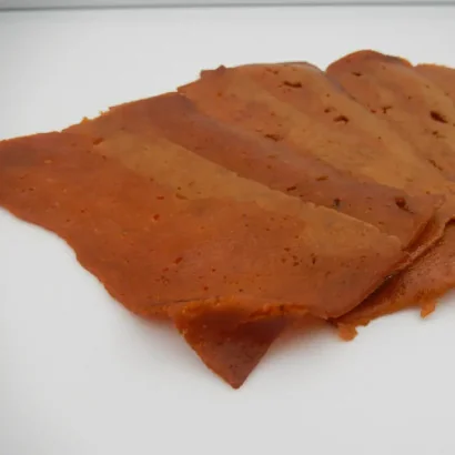 Bacon végétal (Baycon) - Gluten, eau, pois chiches, tomate, sirop d’érable, huiles végétales, épices, levure de bière, sel