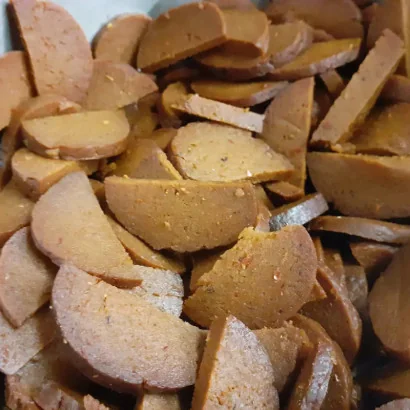 Chorizo végétal (Schorizo) Fort - Gluten de blé, pois chiches, gomme de guar, eau, épices, huile végétale, sel