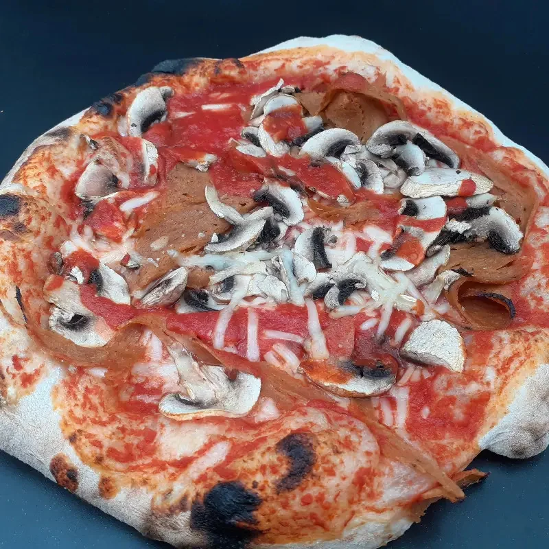Pizza Reine végane : Sauce tomate, fromage végétal, jambon végétal (Gens-Bon), champignons de Paris Pizza Reine végane : Sauce tomate, fromage végétal, jambon végétal (Gens-Bon), champignons de Paris