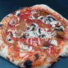 Pizza Reine végane : Sauce tomate, fromage végétal, jambon végétal (Gens-Bon), champignons de Paris