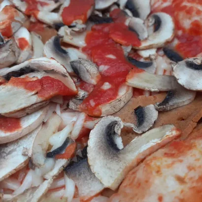 Pizza Reine végane : Sauce tomate, fromage végétal, jambon végétal (Gens-Bon), champignons de Paris