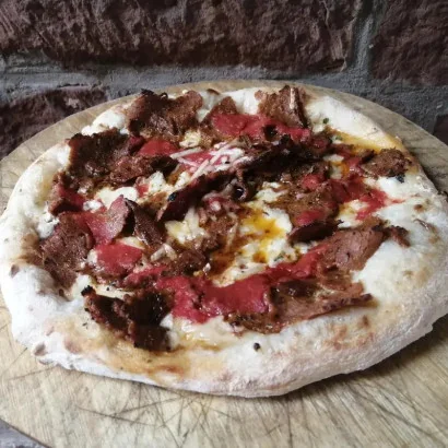 Pizza Kebab végane : Sauce blanche végétale, fromage végétal, émincés kebab végétaux, sauce tomate. Pizza 100% végétale